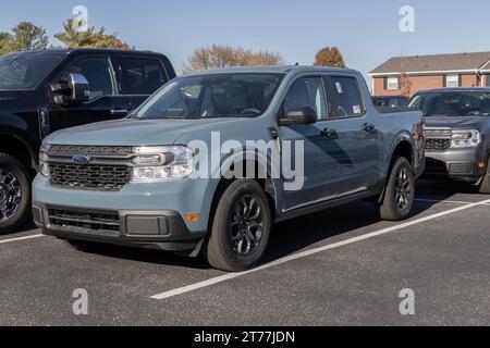 Kokomo - 12. November 2023: Ford Maverick XLT Hybrid wird in einem Händlerbetrieb ausgestellt. Ford bietet den Maverick in den Modellen XL, XLT und Lariat an. Stockfoto