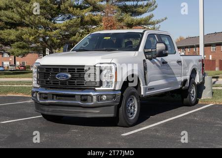 Kokomo - 12. November 2023: Ford F-250 SRW Normalkabine in einem Händlerbetrieb. Ford bietet den F250 auch mit einem oder zwei Hinterrädern und Crew Cab an. Stockfoto