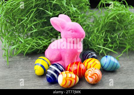 Rosa Osterhase mit Ostereiern im Osternest Stockfoto
