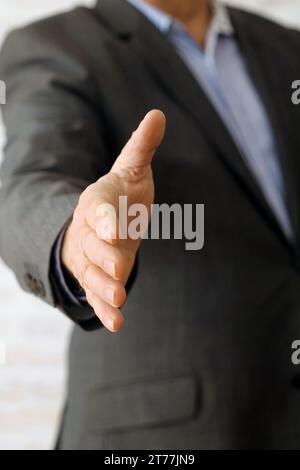 Geschäftsmann streckt die Hand Stockfoto