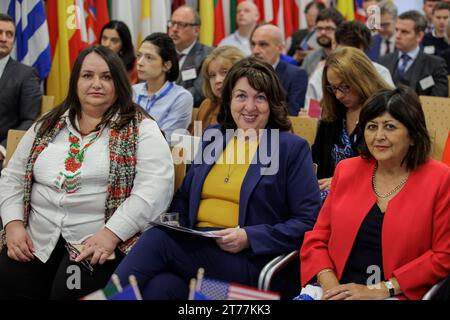 (Von links) Larysa Gerasko, Botschafterin der Ukraine in Irland, Claire D Cronin, Botschafterin der Vereinigten Staaten in Irland, und Barbara Nolan, Leiterin der Vertretung der Europäischen Kommission in Irland, während einer Podiumsdiskussion über russische Desinformation im Europa House in Dublin. Bilddatum: Dienstag, 14. November 2023. Stockfoto