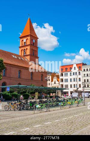 2022-07-06, die Heilige Dreifaltigkeitskirche auf dem Neustädter Markt in Torun Stockfoto