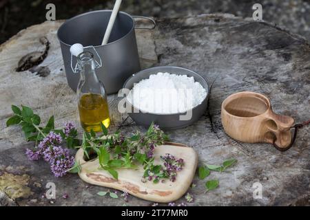 Bannock, Bannockbrot, Bannock-Brot, Pfannenbrot, Fladenbrot, Brot, wird auf offenem Feuer, Lagerfeuer, Hobo-Kocher, Outdoor-Kocher, Campingkocher selb Stockfoto