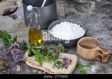 Bannock, Bannockbrot, Bannock-Brot, Pfannenbrot, Fladenbrot, Brot, wird auf offenem Feuer, Lagerfeuer, Hobo-Kocher, Outdoor-Kocher, Campingkocher selb Stockfoto