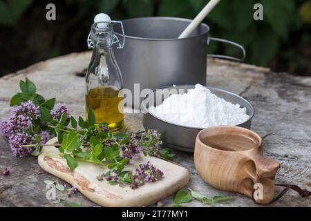 Bannock, Bannockbrot, Bannock-Brot, Pfannenbrot, Fladenbrot, Brot, wird auf offenem Feuer, Lagerfeuer, Hobo-Kocher, Outdoor-Kocher, Campingkocher selb Stockfoto