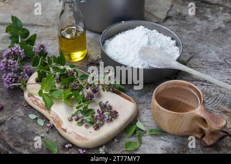Bannock, Bannockbrot, Bannock-Brot, Pfannenbrot, Fladenbrot, Brot, wird auf offenem Feuer, Lagerfeuer, Hobo-Kocher, Outdoor-Kocher, Campingkocher selb Stockfoto