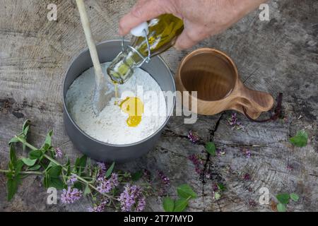 Bannock, Bannockbrot, Bannock-Brot, Pfannenbrot, Fladenbrot, Brot, wird auf offenem Feuer, Lagerfeuer, Hobo-Kocher, Outdoor-Kocher, Campingkocher selb Stockfoto