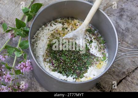 Bannock, Bannockbrot, Bannock-Brot, Pfannenbrot, Fladenbrot, Brot, wird auf offenem Feuer, Lagerfeuer, Hobo-Kocher, Outdoor-Kocher, Campingkocher selb Stockfoto