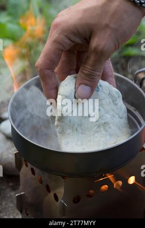 Bannock, Bannockbrot, Bannock-Brot, Pfannenbrot, Fladenbrot, Brot, wird auf offenem Feuer, Lagerfeuer, Hobo-Kocher, Outdoor-Kocher, Campingkocher selb Stockfoto
