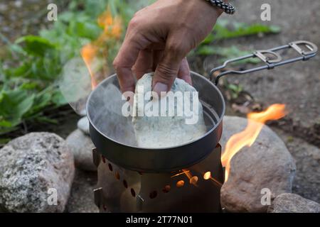 Bannock, Bannockbrot, Bannock-Brot, Pfannenbrot, Fladenbrot, Brot, wird auf offenem Feuer, Lagerfeuer, Hobo-Kocher, Outdoor-Kocher, Campingkocher selb Stockfoto