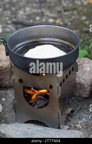 Bannock, Bannockbrot, Bannock-Brot, Pfannenbrot, Fladenbrot, Brot, wird auf offenem Feuer, Lagerfeuer, Hobo-Kocher, Outdoor-Kocher, Campingkocher selb Stockfoto