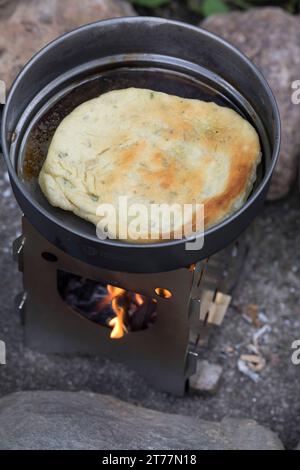 Bannock, Bannockbrot, Bannock-Brot, Pfannenbrot, Fladenbrot, Brot, wird auf offenem Feuer, Lagerfeuer, Hobo-Kocher, Outdoor-Kocher, Campingkocher selb Stockfoto