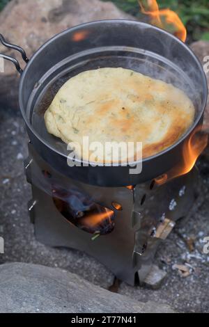 Bannock, Bannockbrot, Bannock-Brot, Pfannenbrot, Fladenbrot, Brot, wird auf offenem Feuer, Lagerfeuer, Hobo-Kocher, Outdoor-Kocher, Campingkocher selb Stockfoto