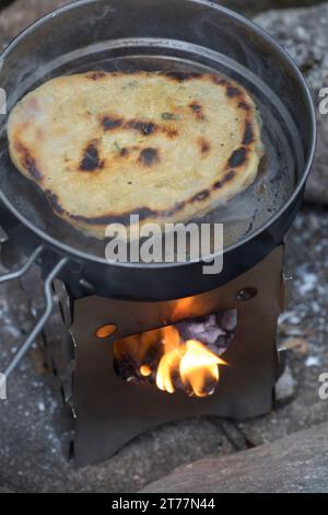 Bannock, Bannockbrot, Bannock-Brot, Pfannenbrot, Fladenbrot, Brot, wird auf offenem Feuer, Lagerfeuer, Hobo-Kocher, Outdoor-Kocher, Campingkocher selb Stockfoto