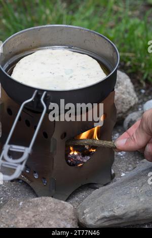 Bannock, Bannockbrot, Bannock-Brot, Pfannenbrot, Fladenbrot, Brot, wird auf offenem Feuer, Lagerfeuer, Hobo-Kocher, Outdoor-Kocher, Campingkocher selb Stockfoto