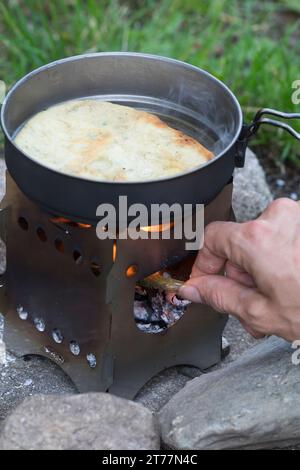 Bannock, Bannockbrot, Bannock-Brot, Pfannenbrot, Fladenbrot, Brot, wird auf offenem Feuer, Lagerfeuer, Hobo-Kocher, Outdoor-Kocher, Campingkocher selb Stockfoto
