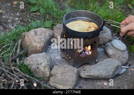 Bannock, Bannockbrot, Bannock-Brot, Pfannenbrot, Fladenbrot, Brot, wird auf offenem Feuer, Lagerfeuer, Hobo-Kocher, Outdoor-Kocher, Campingkocher selb Stockfoto