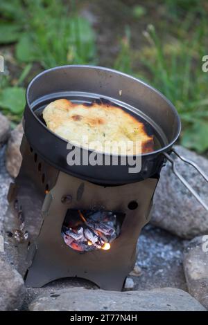 Bannock, Bannockbrot, Bannock-Brot, Pfannenbrot, Fladenbrot, Brot, wird auf offenem Feuer, Lagerfeuer, Hobo-Kocher, Outdoor-Kocher, Campingkocher selb Stockfoto