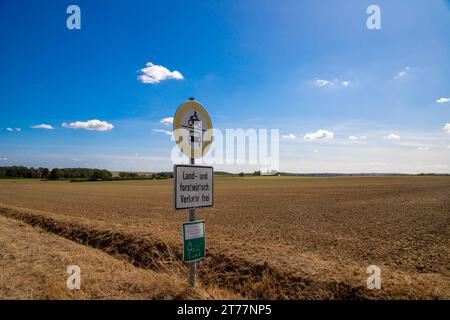 Deutsches Verkehrszeichen, Zugang verboten, landwirtschaftlicher Verkehr frei. Blauer Himmel und Feld im Hintergrund Stockfoto