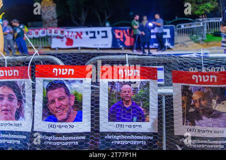 Cäsarea, Israel - 11. November 2023: Demonstration zur Freilassung von Geiseln, die von der Hamas nach Gaza entführt wurden. Cäsarea, Israel Stockfoto