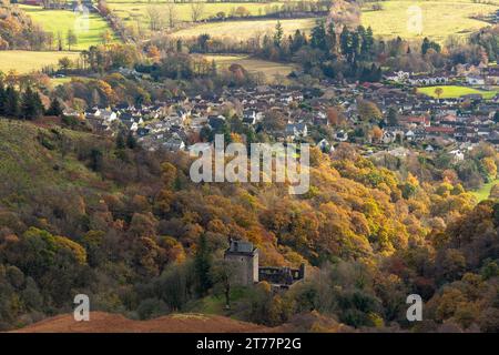 Die kleine schottische Stadt Dollar mit Burg Campbell im Vordergrund, Dollar, Clackmannanshire, Schottland Stockfoto