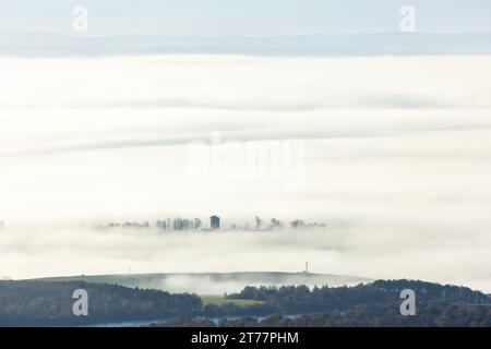 Der Clackmannan Tower erscheint aus dem Nebel, von hoch oben auf dem Bank Hill in den Ochil Hills gesehen. Stockfoto