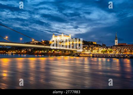 Schloss Bratislava auf dem Hügel über der Donau in der Dämmerung, Slowakei Stockfoto