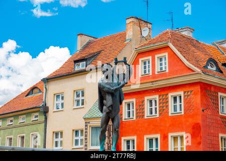 12.07.2022: Brunnenfragment mit Apollon-Statue auf dem Altstadtplatz. Posen. Polen Stockfoto