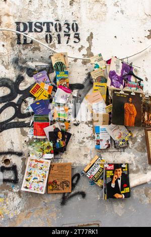 Alte Bücher und Zeitschriften an der Wand auf dem Flohmarkt in Algier City. Stockfoto