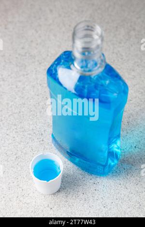 Eine Flasche Mundwasser mit abgezogener Kappe Stockfoto