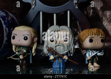 Funko Pop Actionfiguren von Elf Legolas, Zauberer Gandalf the Grey und Hobbit Sam aus dem Fantasy-Film der Herr der Ringe. Dunkler alter Palast. Stockfoto