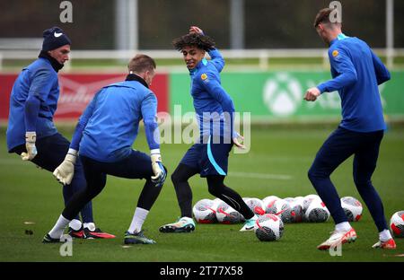 Englands Rico Lewis (Mitte) während eines Trainings in St. George's Park, Burton upon Trent. Bilddatum: Dienstag, 14. November 2023. Stockfoto