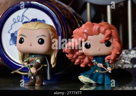 Funko Pop Actionfiguren von Elf Legolas aus dem Film der Herr der Ringe und Prinzessin Merida aus dem Zeichentrickfilm Brave. Bogenschützen, mittelalterliche Burg. Stockfoto