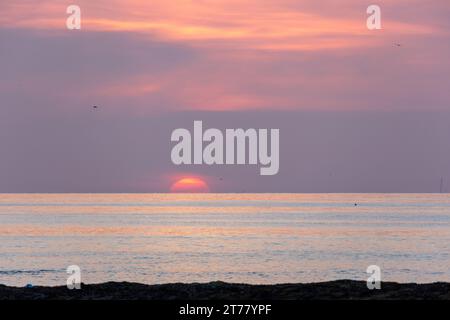 Klassischer Sonnenaufgang über dem Wasser von North Berwick, Schottland Stockfoto