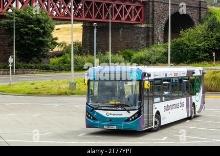 Autonome Busse mit Postkutsche parkt am Ferrytoll Park & Ride, Fife, Schottland Stockfoto