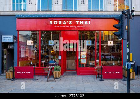 Rosas Thai Restaurant Leamington Spa. Rosas ist eine kleine thailändische Restaurantkette, die 2008 in London gegründet wurde. Stockfoto