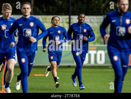 ZEIST - Xavi Simons und Jorrel Hato während eines Trainings der niederländischen Nationalmannschaft auf dem KNVB Campus am 14. November 2023 in Zeist, Niederlande. Die niederländische Nationalmannschaft bereitet sich auf die Qualifikationsspiele der Europameisterschaft gegen Irland und Gibraltar vor. ANP REMKO DE WAAL Stockfoto