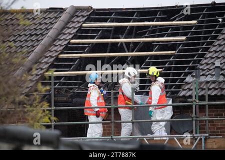 Hounslow, Großbritannien. November 2023. Polizei, Forensik und Feuerermittler befinden sich am Sonntagabend in einem Haus in Channel Close in Hounslow, West London, am Ort eines tragischen Brandes, bei dem fünf Menschen, darunter drei Kinder, ums Leben kamen. Eine Person bleibt im Krankenhaus, während eine andere Person unberücksichtigt bleibt. Der Londoner Feuerwehrkommissar Andy Roe hat nach dem tragischen Tod sein aufrichtiges Beileid ausgesprochen. Zehn Löschfahrzeuge und rund 70 Feuerwehrleute wurden zum Hausbrand gerufen. Das Erdgeschoss und die ersten Geschosse eines Mittelterrassenhauses wurden durch Feuer zerstört und ein Teil des Daches wurde ebenfalls beschädigt Stockfoto