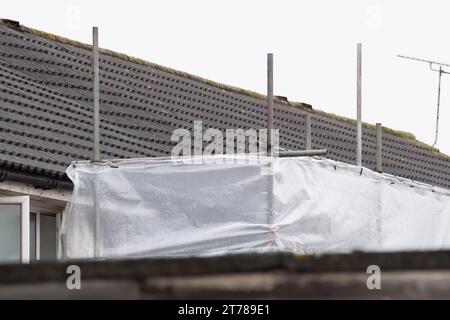 Hounslow, Großbritannien. November 2023. Polizei, Forensik und Feuerermittler befinden sich am Sonntagabend in einem Haus in Channel Close in Hounslow, West London, am Ort eines tragischen Brandes, bei dem fünf Menschen, darunter drei Kinder, ums Leben kamen. Eine Person bleibt im Krankenhaus, während eine andere Person unberücksichtigt bleibt. Der Londoner Feuerwehrkommissar Andy Roe hat nach dem tragischen Tod sein aufrichtiges Beileid ausgesprochen. Zehn Löschfahrzeuge und rund 70 Feuerwehrleute wurden zum Hausbrand gerufen. Das Erdgeschoss und die ersten Geschosse eines Mittelterrassenhauses wurden durch Feuer zerstört und ein Teil des Daches wurde ebenfalls beschädigt Stockfoto