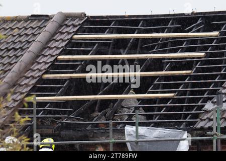 Hounslow, Großbritannien. November 2023. Polizei, Forensik und Feuerermittler befinden sich am Sonntagabend in einem Haus in Channel Close in Hounslow, West London, am Ort eines tragischen Brandes, bei dem fünf Menschen, darunter drei Kinder, ums Leben kamen. Eine Person bleibt im Krankenhaus, während eine andere Person unberücksichtigt bleibt. Der Londoner Feuerwehrkommissar Andy Roe hat nach dem tragischen Tod sein aufrichtiges Beileid ausgesprochen. Zehn Löschfahrzeuge und rund 70 Feuerwehrleute wurden zum Hausbrand gerufen. Das Erdgeschoss und die ersten Geschosse eines Mittelterrassenhauses wurden durch Feuer zerstört und ein Teil des Daches wurde ebenfalls beschädigt Stockfoto