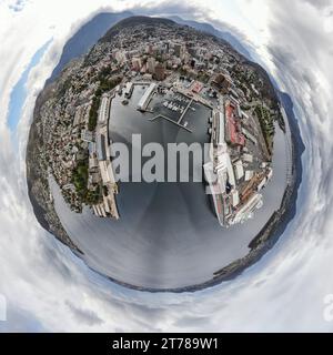 Ein Blick von 360 auf den Hafen von Hobart aus der Luft mit dem Berg in der Ferne Stockfoto