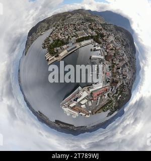 Ein Blick von 360 auf den Hafen von Hobart aus der Luft mit dem Berg in der Ferne Stockfoto