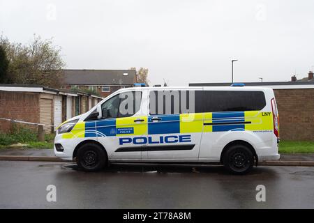 Hounslow, Großbritannien. November 2023. Polizei, Forensik und Feuerermittler befinden sich am Sonntagabend in einem Haus in Channel Close in Hounslow, West London, am Ort eines tragischen Brandes, bei dem fünf Menschen, darunter drei Kinder, ums Leben kamen. Eine Person bleibt im Krankenhaus, während eine andere Person unberücksichtigt bleibt. Der Londoner Feuerwehrkommissar Andy Roe hat nach dem tragischen Tod sein aufrichtiges Beileid ausgesprochen. Zehn Löschfahrzeuge und rund 70 Feuerwehrleute wurden zum Hausbrand gerufen. Das Erdgeschoss und die ersten Geschosse eines Mittelterrassenhauses wurden durch Feuer zerstört und ein Teil des Daches wurde ebenfalls beschädigt Stockfoto