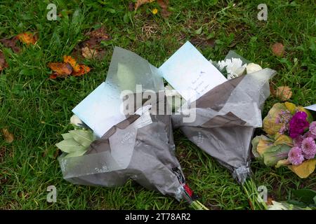 Hounslow, Großbritannien. November 2023. Floral Tribut in Channel Close. Polizei, Forensik und Feuerermittler befinden sich am Sonntagabend in einem Haus in Channel Close in Hounslow, West London, am Ort eines tragischen Brandes, bei dem fünf Menschen, darunter drei Kinder, ums Leben kamen. Eine Person bleibt im Krankenhaus, während eine andere Person unberücksichtigt bleibt. Der Londoner Feuerwehrkommissar Andy Roe hat nach dem tragischen Tod sein aufrichtiges Beileid ausgesprochen. Zehn Löschfahrzeuge und rund 70 Feuerwehrleute wurden zum Hausbrand gerufen. Das Erdgeschoss und die ersten Stockwerke eines mittelterrassenförmig angelegten Hauses wurden von zerstört Stockfoto