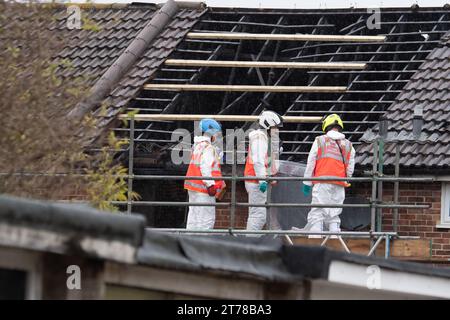 Hounslow, Großbritannien. November 2023. Polizei, Forensik und Feuerermittler befinden sich am Sonntagabend in einem Haus in Channel Close in Hounslow, West London, am Ort eines tragischen Brandes, bei dem fünf Menschen, darunter drei Kinder, ums Leben kamen. Eine Person bleibt im Krankenhaus, während eine andere Person unberücksichtigt bleibt. Der Londoner Feuerwehrkommissar Andy Roe hat nach dem tragischen Tod sein aufrichtiges Beileid ausgesprochen. Zehn Löschfahrzeuge und rund 70 Feuerwehrleute wurden zum Hausbrand gerufen. Das Erdgeschoss und die ersten Geschosse eines Mittelterrassenhauses wurden durch Feuer zerstört und ein Teil des Daches wurde ebenfalls beschädigt Stockfoto