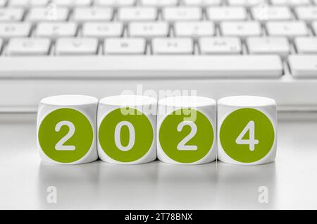 Buchstabenwürfel vor einer Tastatur - 2024 Stockfoto