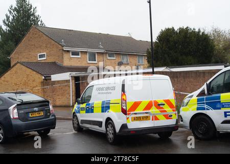 Hounslow, Großbritannien. November 2023. Polizei, Forensik und Feuerermittler befinden sich am Sonntagabend in einem Haus in Channel Close in Hounslow, West London, am Ort eines tragischen Brandes, bei dem fünf Menschen, darunter drei Kinder, ums Leben kamen. Eine Person bleibt im Krankenhaus, während eine andere Person unberücksichtigt bleibt. Der Londoner Feuerwehrkommissar Andy Roe hat nach dem tragischen Tod sein aufrichtiges Beileid ausgesprochen. Zehn Löschfahrzeuge und rund 70 Feuerwehrleute wurden zum Hausbrand gerufen. Das Erdgeschoss und die ersten Geschosse eines Mittelterrassenhauses wurden durch Feuer zerstört und ein Teil des Daches wurde ebenfalls beschädigt Stockfoto