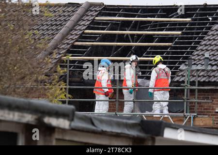 Hounslow, Großbritannien. November 2023. Polizei, Forensik und Feuerermittler befinden sich am Sonntagabend in einem Haus in Channel Close in Hounslow, West London, am Ort eines tragischen Brandes, bei dem fünf Menschen, darunter drei Kinder, ums Leben kamen. Eine Person bleibt im Krankenhaus, während eine andere Person unberücksichtigt bleibt. Der Londoner Feuerwehrkommissar Andy Roe hat nach dem tragischen Tod sein aufrichtiges Beileid ausgesprochen. Zehn Löschfahrzeuge und rund 70 Feuerwehrleute wurden zum Hausbrand gerufen. Das Erdgeschoss und die ersten Geschosse eines Mittelterrassenhauses wurden durch Feuer zerstört und ein Teil des Daches wurde ebenfalls beschädigt Stockfoto