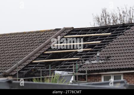 Hounslow, Großbritannien. November 2023. Polizei, Forensik und Feuerermittler befinden sich am Sonntagabend in einem Haus in Channel Close in Hounslow, West London, am Ort eines tragischen Brandes, bei dem fünf Menschen, darunter drei Kinder, ums Leben kamen. Eine Person bleibt im Krankenhaus, während eine andere Person unberücksichtigt bleibt. Der Londoner Feuerwehrkommissar Andy Roe hat nach dem tragischen Tod sein aufrichtiges Beileid ausgesprochen. Zehn Löschfahrzeuge und rund 70 Feuerwehrleute wurden zum Hausbrand gerufen. Das Erdgeschoss und die ersten Geschosse eines Mittelterrassenhauses wurden durch Feuer zerstört und ein Teil des Daches wurde ebenfalls beschädigt Stockfoto