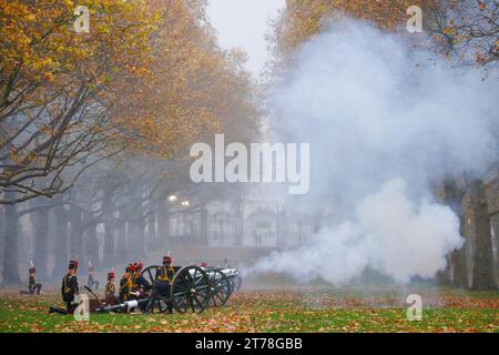 Green Park, London, Großbritannien. November 2023. Die Königstruppe Royal Horse Artillery feuert im Green Park einen Royal Salute mit 41 Kanonen zum 75. Geburtstag seiner Majestät des Königs ab. Die Soldaten, Pferde und Gewehre der Königstruppe Royal Horse Artillery tragen eine vollwertige Uniform mit goldenen geflochtenen Jacken und busby-Hüten. 71 Pferde, die sechs 13-Pfünder-Feldgeschütze aus der Zeit des Ersten Weltkriegs zogen, feuerten im 10-Sekunden-Intervall leere Artillerieschüsse ab, bis 41 Schüsse abgefeuert waren. Foto: Amanda Rose/Alamy Live News Stockfoto